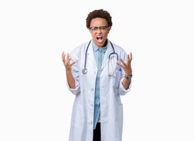 Üzerinde tıbbi ceket giyen genç Afro-Amerikan doktor kadın arka plan deli izole ve deli bağırarak ve agresif ifade ve silah kaldırdı bağırıyor. Hayal kırıklığı kavramı.