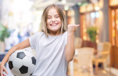 Duygu tezahürat gurur çığlık ve zafer ve başarı çok heyecanlı, kutluyor izole arka plan üzerinde futbol futbol topu tutan genç güzel kız