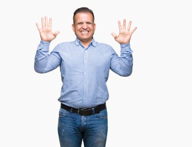 Orta yaş Arap iş adamı gösterilen ve parmakları ile işaret izole arka plan üzerinde kendinden emin ve mutlu gülümseyerek süre on numara.