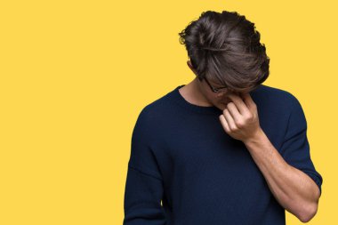 İzole arka plan yorgun sürtünme burun ve göz yorgunluğu ve baş ağrısı duygu üzerinde gözlük takan yakışıklı delikanlı. Stres ve hayal kırıklığı kavramı.