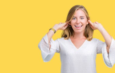 Güzel genç zarif kadın izole arka plan gülen çekerek kulakları ile parmak, komik hareketi yüzünden. Seçmelere sorun