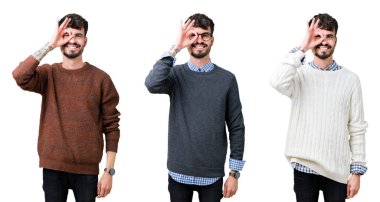 Gülümseyen, parmakları ile mutlu yüz üzerinden seyir göz el ile ok jest yapıyor izole arka plan üzerinde bir kazak giyen genç adam kolaj.