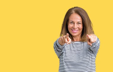 Güzel orta yaş kadın giyiyor çizgili süveter izole üzerinde arka plan size işaret ve parmaklar, olumlu ve neşeli gülümseyen kamerayla