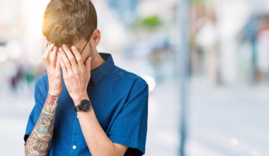 Üzgün ifade yüz eller ile ağlayarak süre kapsayan ile izole arka plan üzerinde gözlük takan yakışıklı delikanlı. Depresyon kavramı.