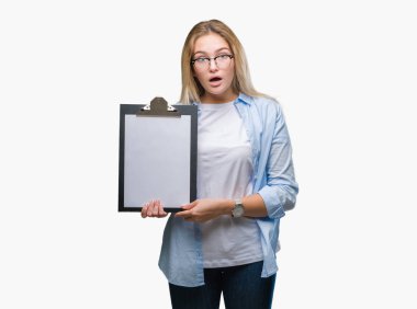 Pano tutan genç beyaz iş kadın arka plan bir sürpriz yüz, korkuyor ve heyecanlı korku ifadesi ile şok korkmuş izole