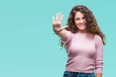 Gösterilen ve parmakları ile işaret izole arka plan üzerinde pembe kazak giyen güzel esmer kıvırcık saçlı Genç kız kendinden emin ve mutlu gülümseyerek süre beş numara.