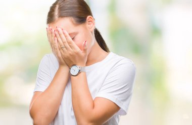 Genç güzel beyaz bir kadın ağlayarak süre elleriyle yüzünü kapsayan üzgün ifade ile izole arka plan üzerinde. Depresyon kavramı.