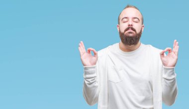 Genç beyaz hipster adam giyiyor spor giyim izole arka plan üzerinde dinlenmek ve gülümseyen gözlerle kapalı parmak jestle meditasyon yapıyor. Yoga kavramı.