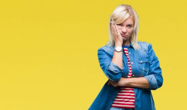 Seyir yorgun ve bıkkın ile depresyon sorun Çapraz kollar ile izole arka plan düşünme üzerinde kot ceket giyen genç güzel sarışın kadın.