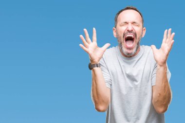 Orta yaş üst düzey ağarmış adam kızgın ve silah ile başarı için deli kutluyor izole arka plan üzerinde kaldırdı ve heyecanlı çığlık gözler kapalı. Kazanan kavramı