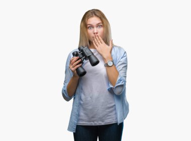 Hata, korku, sessizlik içinde gizli kavramı korkmuş ifade için utanç ile izole arka kapak ağız el ile üzerinde dürbün tutan genç beyaz kadın şok