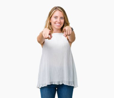 Güzel genç zarif kadın yüzünden izole arka plan size işaret ve parmaklar, kamerayla olumlu ve neşeli gülümseyen