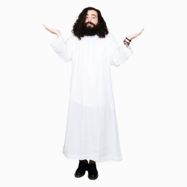İsa Mesih kostüm clueless ve şaşkın bir ifadeyle kollar ve eller kaldırdı giyen adam. Şüphe kavramı.