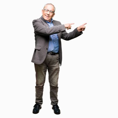 Gülümseyen ve iki elleri ve parmakları ile tarafına işaret kamera bakarak gözlük yakışıklı üst düzey businesss dostum.