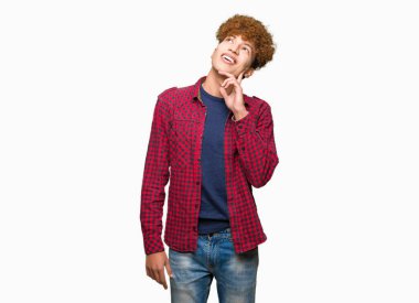 Bir el ile çene düşünme hakkında soru, dalgın ifade üzerine ceket afro saçlı genç yakışıklı öğrenci adam. Düşünceli yüzüyle gülümsüyor. Şüphe kavramı.