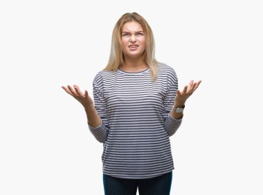 Genç kafkas kadın izole arka plan çılgın ve kızgın bağırarak ve agresif ifade ve silah kaldırdı bağırıyor. Hayal kırıklığı kavramı.