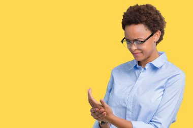 Genç güzel Afro-Amerikan iş kadın izole arka plan acı acı elleri ve parmakları, artrit inflamasyon