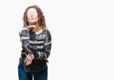 Güzel esmer kıvırcık saçlı Genç kız bir öpücük el ile güzel ve seksi olmak hava üfleme kamera bakarak izole arka plan üzerinde gözlük takıyorum. Aşk ifade.