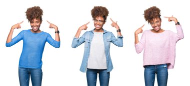 Kolaj genç güzel Afrikalı kızın izole arka plan üzerinde her ikisi ile baş gösteren gülümseyen eller parmak, harika bir fikir ya da düşünce, iyi hafıza