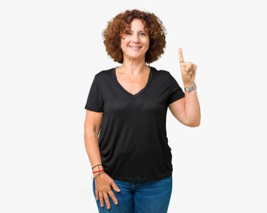 Ve parmak gülümseyen süre bir numara ile kendinden emin ve mutlu yukarıyı gösteren izole arka plan güzel orta ager üst düzey kadın.