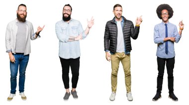 Kameraya bakarak yan el ve parmak ile işaret eden genç erkekler beyaz izole arka yüzünde kocaman bir gülümseme ile üzerinde Grubu'nun kolaj.