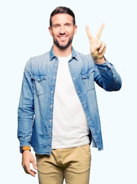 Sakal üzerinde gösterilen ve parmakları ile işaret denim ceket ve mavi gözlü yakışıklı adamla ikincisi ise kendinden emin ve mutlu gülümseyerek.