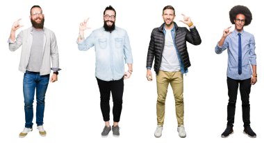 Kolaj Grup Genç üzerinde beyaz bir arka plan gülümseyen ve süre seyir ve kamera boyutu işaret parmaklarıyla yapıyor el ile kendinden emin eller izole. Ölçü kavramı.