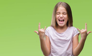 Genç güzel kız deli ifade rock simge elle yapıyor ile bağırarak izole arka plan yüzünden. Müzik yıldızı. Ağır kavramı.