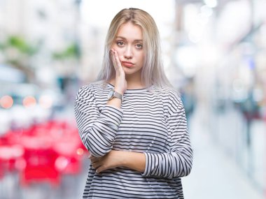 İzole arka plan düşünme seyir üzerinde sarışın genç kadın yorgun ve sıkılmış çapraz silah depresyon sorunları ile.