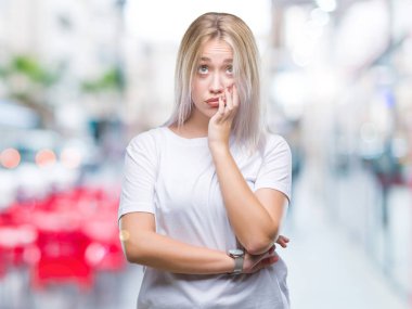 Genç Sarışın kadın yüzünden stresli ve gergin ile izole arka plan tırnak ısırma dudaklarından eller. Anksiyete sorunu.