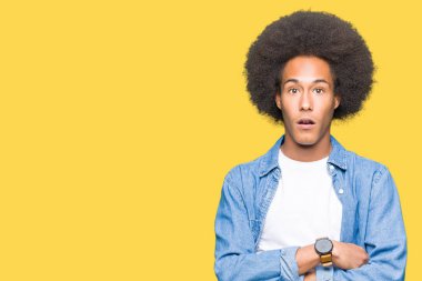 Korkuyor ve sürpriz ifade ile şok afro saçlı genç Afro-Amerikan adam korku ve yüz heyecanlı.