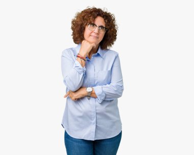 Güzel orta ager üst düzey businees kadın üzerinde gözlük takan arka plan çene düşünme hakkında soru, dalgın ifade üzerine el ile izole. Düşünceli yüzüyle gülümsüyor. Şüphe kavramı.