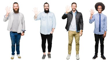 Kolaj bir grup genç adam gösterilen ve parmakları ile işaret beyaz izole arka plan üzerinde beş kendinden emin ve mutlu gülümseyerek iken numara.