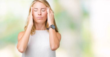 Güzel genç zarif kadın izole arka plan baş baş ağrısı için el ile çünkü stres. Migren muzdarip.