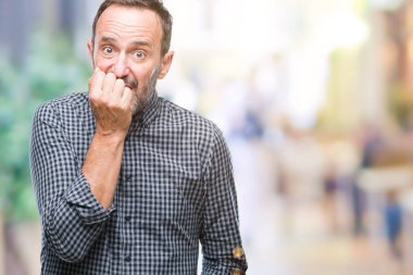 Orta yaş ağarmış üst düzey adam stresli ve gergin ile izole arka plan üzerinde tırnak ısırma dudaklarından eller. Anksiyete sorunu.