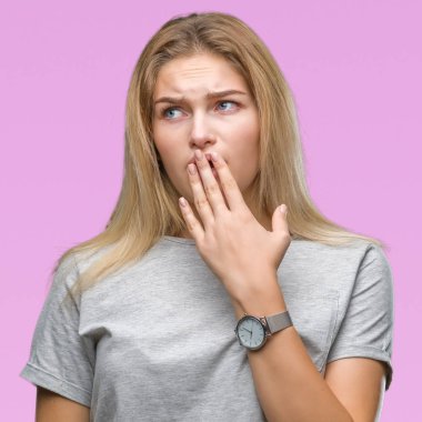 İzole arka plan üzerinde beyaz kadın el ağzıyla kapsayan yorgun esneme sıkılmış. Restless ve uyku hali.