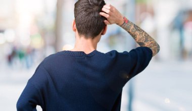 İzole arka plan geriye düşünme hakkında şüphe ile baş taraftan genç yakışıklı adam