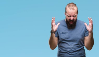 Genç beyaz hipster adam arka plan deli kutluyor izole ve yükseltilmiş ve kapalı gözleri çığlık çılgın silah ile başarı için heyecanlı. Kazanan kavramı