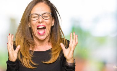 Kızgın ve silah ile başarı için deli kutluyor gözlük güzel orta yaş kadın kaldırdı ve heyecanlı çığlık gözler kapalı. Kazanan kavramı