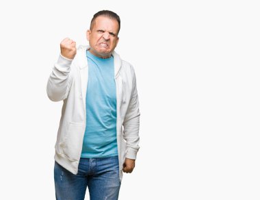 Üzerinde sweatshirt giyen orta yaş Arap adam arka plan kızgın izole ve kızgın yetiştirme hayal kırıklığı ve öfke ile bağırarak süre öfkeli yumruk. Öfke ve agresif kavramı.