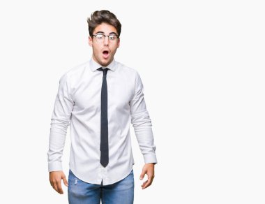 Şüpheci ve alaycı, şok karşısında izole arka plan üzerinde gözlük takan genç iş adamı ile açık ağız şaşırttı