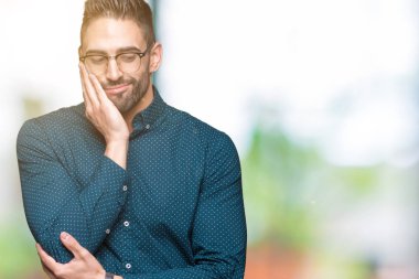 Seyir yorgun ve bıkkın ile depresyon sorun Çapraz kollar ile izole arka plan düşünme üzerinde gözlük takan genç yakışıklı iş adamı.