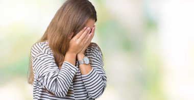 Üzerinde çizgili süveter giyen genç güzel esmer kadın ağlayarak süre elleriyle yüzünü kapsayan üzgün ifade ile arka plan izole. Depresyon kavramı.