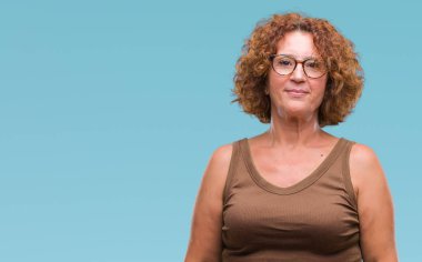 Orta yaş İspanyol kadın yüzünde ciddi bir ifade ile izole arka plan üzerinde gözlük takıyorum. Basit ve doğal kameraya bakıyor.