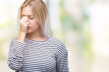 Genç Sarışın kadın izole arka burun ve göz yorgunluğu ve baş ağrısı duygu sürtünme yorgun yüzünden. Stres ve hayal kırıklığı kavramı.