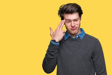 Genç yakışıklı zarif adam izole çekim ve öldürmek kendini el ve parmaklara baş, intihar jest işaret arka plan.