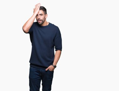 Yakışıklı delikanlı için hata, kafasına el ile izole arka plan üzerinde giyen kazak şaşırttı hata hatırlıyorum. Unuttum, kötü bellek kavramı.