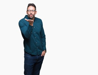 Bir öpücük el ile güzel ve seksi olmak hava üfleme kamera bakarak izole arka plan üzerinde gözlük takan genç yakışıklı iş adamı. Aşk ifade.