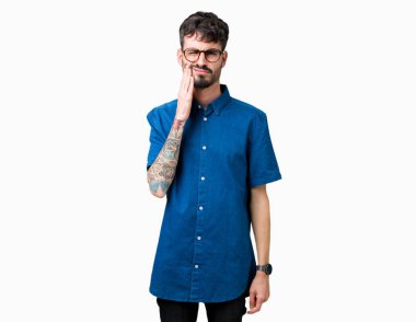 Diş ağrısı veya dişlerde dişlerle ilgili hastalık nedeniyle ağız acı ifadesi ile el ile dokunmak izole arka plan üzerinde gözlük takan yakışıklı delikanlı. Diş hekimi kavramı.