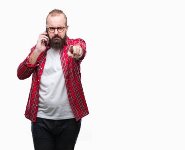 Kamera ve size parmak ile işaret arka plan Smartphone'da konuşmayı Genç beyaz hipster adam izole, el işareti, pozitif ve kendinden emin bir jest ön